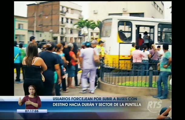 Policía está organizando a los usuarios que esperan en el paradero de las calles Quito y Piedrahita